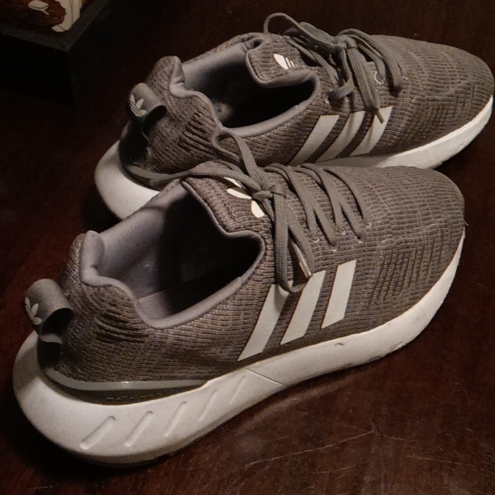 Adidas swift run size 6 Big kids